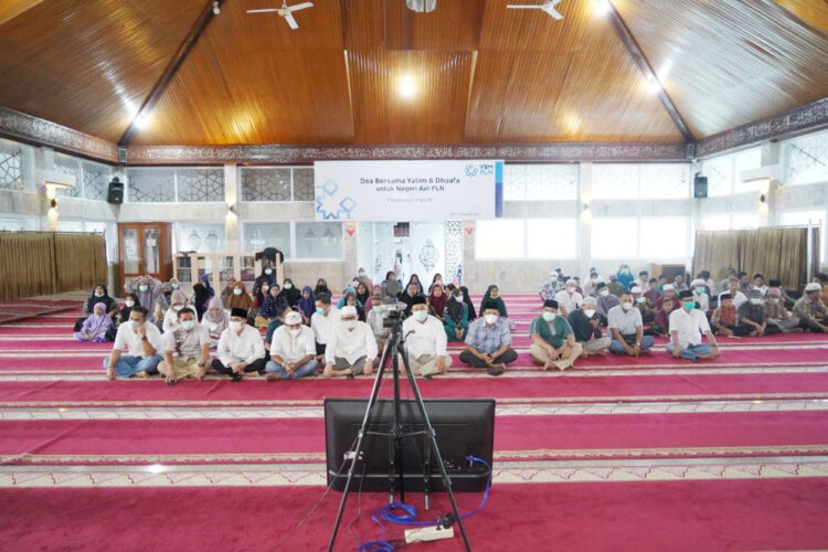 YBM PLN Berdayakan Ekonomi Masyarakat dan Berbagi untuk Yatim dan Dhuafa 1 MENYERAHKAN--YBM PLN UIW Sumbar menyerahkan bantuan untuk 100 anak Yatim dan Dhuafa yang tersebar di tiga panti asuhan diantaranya; Panti Asuhan Rahmatan lil’alamin, An Nissa dan Al-Qalam.