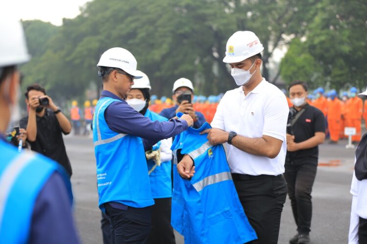 Apel Siaga Idul Fitri, Dirut PLN Turun Langsung Pastikan Keandalan Pasokan Listrik 1 Direktur Utama PT PLN (Persero) Darmawan Prasodjo terjun langsung mengunjungi sejumlah unit PLN di beberapa kota untuk memimpin Apel Siaga Idul Fitri demi memastikan kesiapan pasokan listrik nasional dalam menyambut hari raya Idul Fitri 1443 Hijriah.