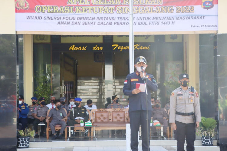 Apel Pasukan Operasi Ketupat Singgalang 2022, 7 Pos disiapkan di Kabupaten Pessel 1 Wakil Bupati Pesisir Selatan Apt. Rudi Hariyansyah, S.Si berperan sebagai pemimpin apel gelar pasukan Operasi Ketupat Singgalang 2022, memasangkan tali pita pada perwakilan anggota apel.