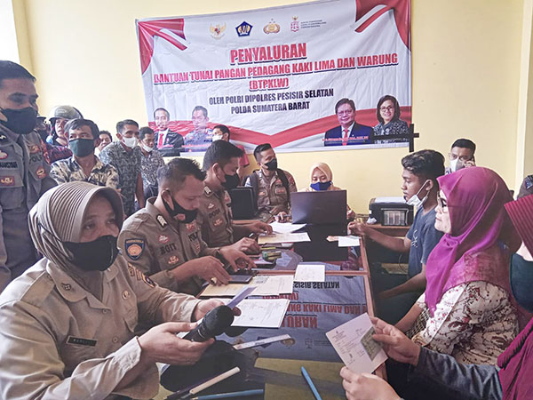 Penyaluran BTPKLW Tahap I di Polres Pessel sebanyak 472 Orang 1 ANTUSIAS—Pedagang Kaki Lima dan masyarakat pemilik warung ada di Kecamatan IV Jurai, Kabupaten Pesisir Selatan, Sumatera Barat, antusias.