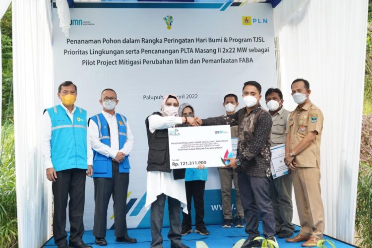 BANTUAN--Simbolis penyerahan bantuan program TJSL PLN UIP Sumbagteng.
