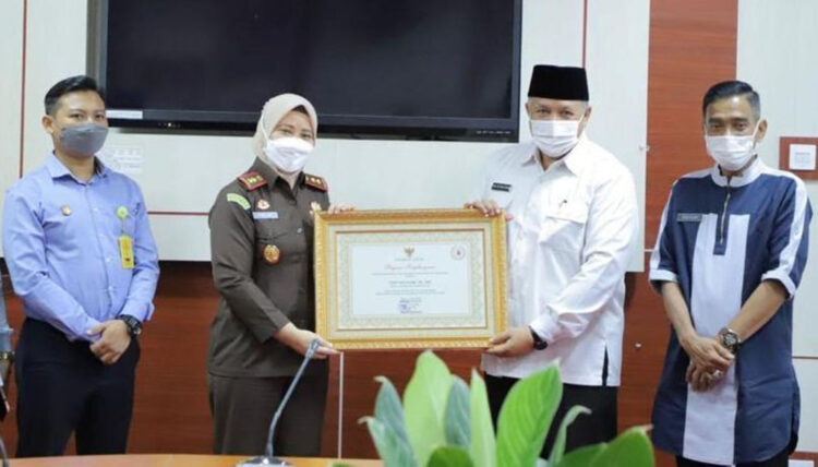 Wali Kota Solok H. Zul Elfian Umar, SH, M.Si serahkan piagam penghargaan kepada Kepala Kejaksaan Negeri Solok Feni Nilasari, SH, MH. Diruangan Rapat Wali Kota Solok pada Selasa (12/4).