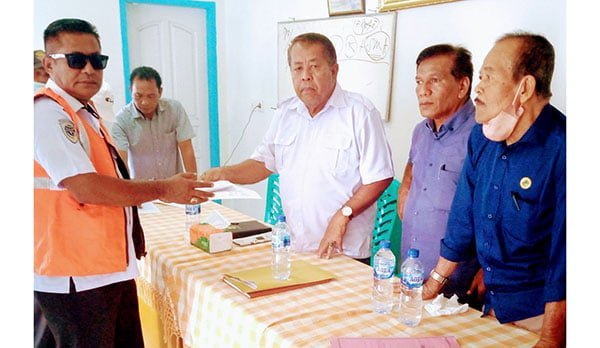 SERAHKAN UANG DAGING— Ketua Koperbam Telukbayur, Chandra bersama Sekretaris, Nursal Uce M, SH dan Bendahara Usman Z menyerahkan uang daging kepada anggotanya secara simbolis.