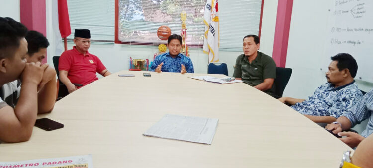 KETERANGAN PERS— Plt Ketum KONI Sumbar Hamdanus memberi keterangan pers kepada wartawan terkait komitmen ia maju sebagai kandidat calon Ketum KONI Sumbar pada Musorprovlub mendatang, Jumat (22/4).