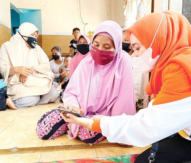 ILUSTRASI. Community officer BTPN melakukan pertemuan dengan sentra Ampenan di rumah salah seorang warga di Ampenan, Mataram.