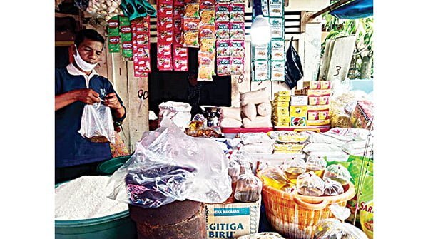 MINYAK GORENG CURAH— Salah seorang pedagang sembako di Pasar Pagi Raden Saleh, menjual berbagai kebutuhan pokok. Hingga kemarin, pedagang masih menjual minyal goreng curah antara Rp16.000-Rp17.000 per kilogram.