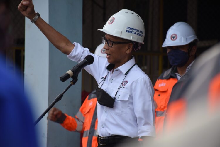MOTIVASI KARYAWAN— Direktur Operasi PT Semen Padang, Indrieffouny Indra, memotifasi karyawan Semen Padang Group dalam Kampanye dan Sosialisasi twntang Operasional Exellent, Housekeeping Rate, dan Safety & Security di Packing Plant Indarung, Selasa (26/4) pagi.