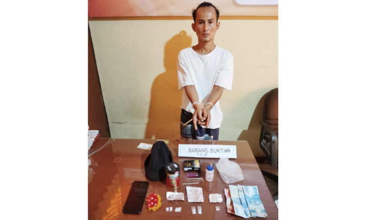 PENGEDAR SABU— Pelaku JH (33) yang diduga pengedar sabu-sabu diamankan di Mapolres Pariaman bersama barang bukti.