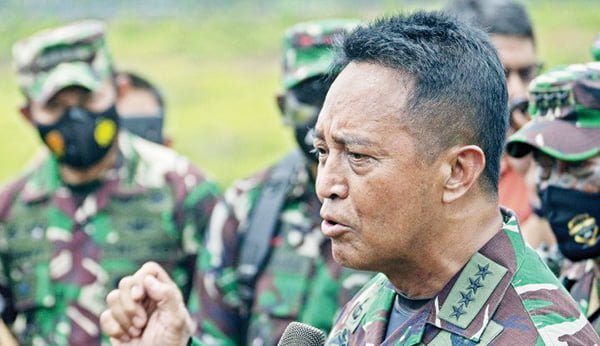 SEMANGATI—Panglima TNI Jenderal TNI Andika Perkasa saat menyemangati prajuritnya.