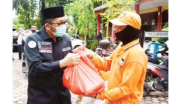 Pasukan Kuning dan Pegawai DLH Padang Terima Paket Sembako 1 PAKET SEMBAKO— Wali Kota Padang Hendri Septa menyerahkan paket sembako kepada pasukan kebersihan atau pasukan kuning Dinas Lingkungan Hidup (DLH), di halaman kantor DLH, Gunung Sariak, beberapa waktu lalu.