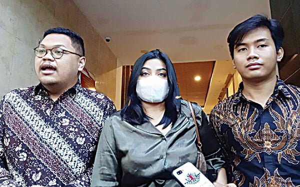 Polisi Buru Pembeli Video Asusila Dea OnlyFans 1 KAWAL—Tersangka Dea OnlyFans usai dilakukan penyidik Polda Metro Jaya dikawal ke luar ruangan oleh pengacaranya.