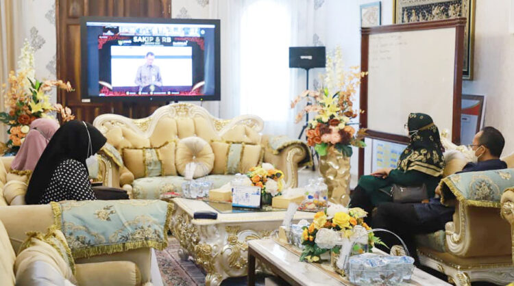 Pemerintah Kota Padang memperoleh predikat BB atau sangat baik dalam penilaian Sistem Akuntabilitas Kinerja Instansi Pemerintah (SAKIP) dan Reformasi Birokrasi (RB) Tahun 2021 dari Kementerian Pendayagunaan Aparatur Negara dan Reformasi Birokrasi (Kemenpan-RB).