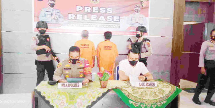 SOLAR BERSUBSIDI— Waka Polres Pasaman, Kompol Muddasir bersama Kasat Reskrim, AKP Rony AZ memaparkan penangkapan dua pelaku penyalahgunaan solar bersubsidi.