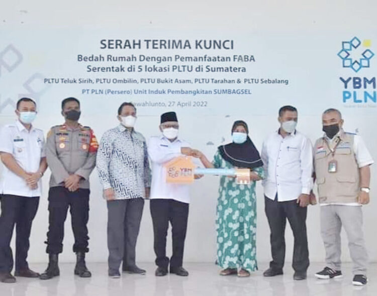 PENYERAHAN— Wakil Wali Kota  Sawahlunto Zohirin Sayuti menghadiri penyerahan bantuan program TJSL PLN Peduli dan Ybm di Gedung Serba Guna, Kompleks PLN Talawi.