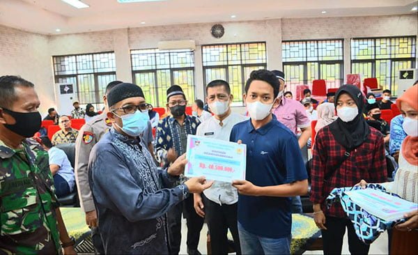 Wako Padang Serahkan Bonus bagi Atlet Porkota Kecamatan Nanggalo 1 PENYERAHAN BONUS— Wako Padang Hendri Septa menyerahkan bonus bagi para atlet berprestasi kontingen Kecamatan Nanggalo dalam ajang Porkota Padang tahun 2021 lalu, secara simbolis di Kantor Camat Nanggalo, Senin (4/4).