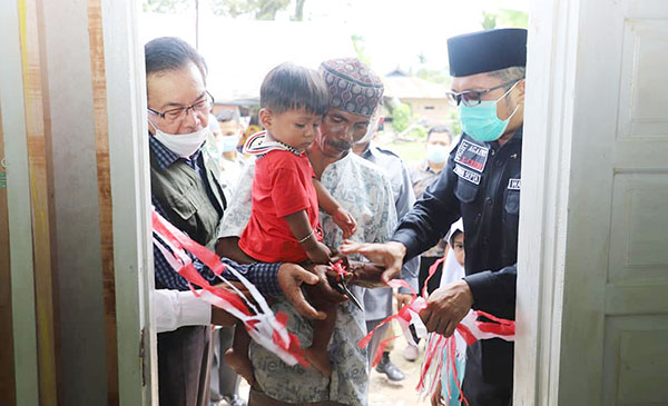 PERESMIAN— Wako Hendri Septa bersama pemilik rumah, Syamsul Effendi, meresmikan bedah rumah program Semalam di Palanta (Semata) Jilid II yang berlokasi di Jalan Cindakir RT 01 RW 03, Kelurahan Teluk Kabung Utara, Kecamatan Bungtekab, Kamis (21/4).