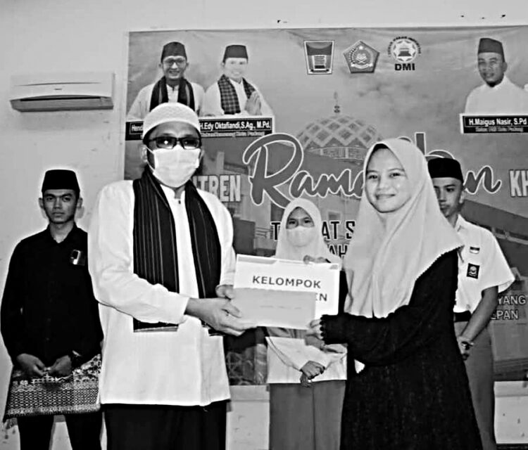 PESERTA TERBAIK— Wako Hendri Septa menyerahkan hadiah peserta terbaik kegiatan Pesantren Ramadhan Khusus SMA/SMK/MA. di Masjid Agung Nurul Iman, Sabtu (23/4).