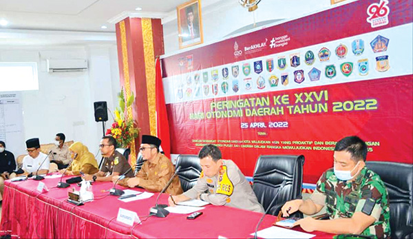 RAPAT KOORDINASI— Wako Padang Hendri Septa memimpin rapat koordinasi membahas persiapan dan kesiapan menjelang Hari Raya Idul Fitri 1443 H/2022 disertai libur nasional atau cuti bersama, di Rumah Dinas Wako, Senin (25/4).