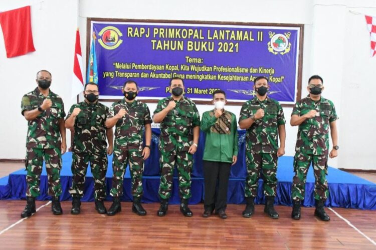 FOTO BERSAMA—Danlantamal II, Laksamana Pertama TNI Endra Sulistiyono, S.E., M.M. foto bersama dengan pengurus koperasi usai kegiatan.