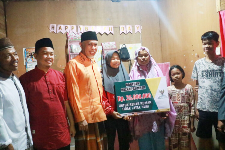 REHAB RUMAH— Gubernur Mahyeldi serahkan bantuan uang tunai untuk rehab rumah warga di Tampunik, Nagari Simalanggang, Kecamatan Payakumbuh, Kabupaten Limapuluh Kota.