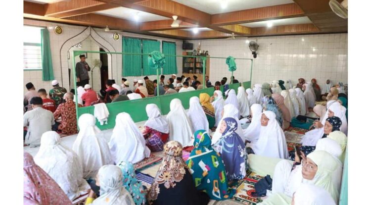 RANGKAIAN SAFARI— Wali Kota Padang Hendri Septa mengunjungi Mushalla Diniyatul Hurriyah, Kelurahan Ganting Parak Gadang, Kecamatan Padang Timur, Senin (4/4).