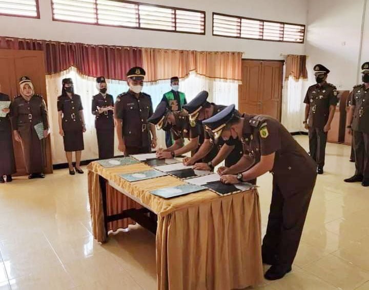 SERTIJAB— Kejaksaan Negeri Pesisir Selatan, Raymund Hasdianto Sihotang, SH.,MH memimpin langsung acara pelantikan dan serah terima jabatan, Kasi Intel, Kasi Pidum dan Kasubagbin