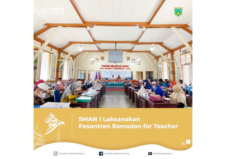 SAMBUTAN— Kepala SMAN 1, Budi Hermawan memberikan sambutan saat Pesantren Ramadhan for Teacher SMAN 1 Padang Panjang, berlangsung di Ruangan Majelis Guru sekolah tersebut, Sabtu (9/4).