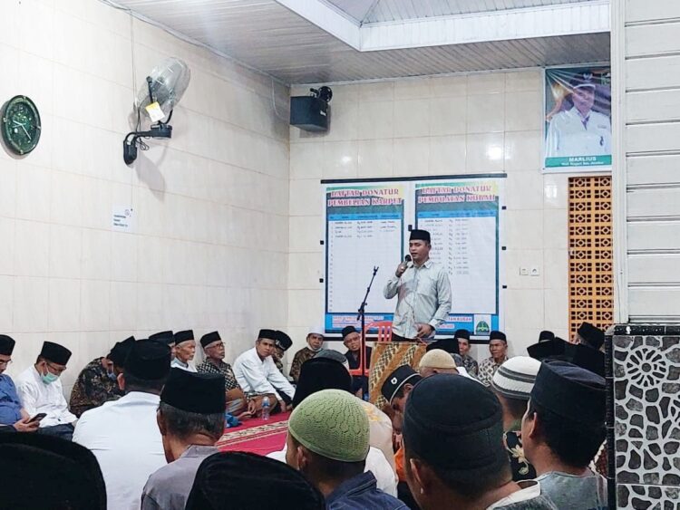SAMBUTAN—Wakil Bupati Solok Jon Firman Pandu memberikan sambutan di hadapan Tim Safari Ramadan Pemprov Sumbar yang dipimpin Wagub Sumbar Audy Joinaldy yang berkunjung ke Masjid Al Makmur, Jorong Guguak Manyambah, Nagari Sungai Jambur, Kecamatan IX Koto Sungai Lasi, Kabupaten Solok.