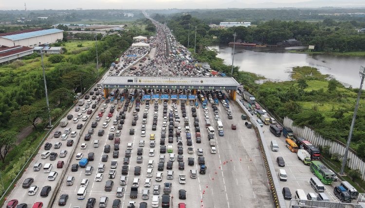 KEPADATAN PEMUDIK: Foto udara memperlihatkan antrean di gerbang tol Cikampek Utama, Kabupaten Purwakarta, Jawa Barat, Kamis (28/4).