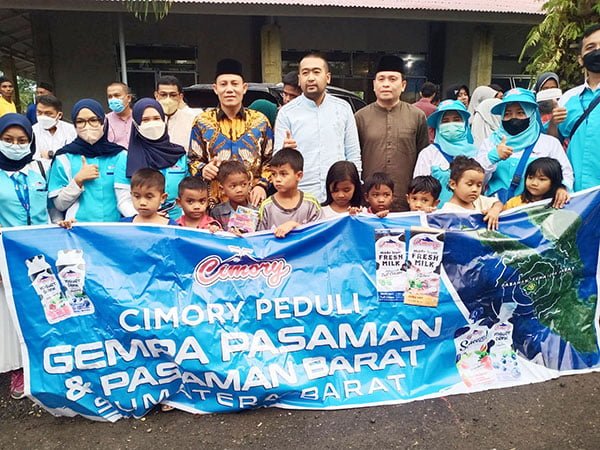 SERAHKAN BANTUAN— Wakil Gubernur Sumbar Audy Joinaldy bersama rombongan usai menyerahkan bantuan berupa 500 karton produk susu dari PT Cimory Group, dan ratusan mainan anak-anak untuk korban gempa Pasaman dan Pasaman Barat.