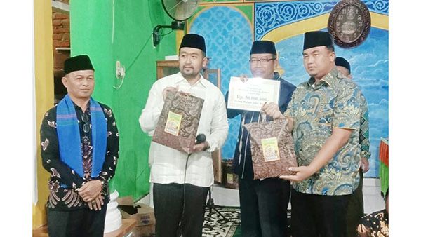SERAHKAN BANTUAN— Wakil Gubernur Sumbar Audy Joinaldy bersama Bupati Dharmasraya Sutan Riska Tuanku Kerajaan, menyerahkan bantuan kepada pengurus Masjid Muhajjirin di Jorong Muaro Momong, Nagari Sungai Kabut, Kecamatan Pulau Punjung, Kabupaten Dharmasraya, Senin (11/4) malam.