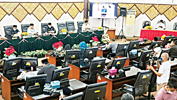 Fraksi di DPRD Padang Sampaikan Pendapat Akhir LKPj Wali Kota TA 2021 1 RAPAT PARIPURNA— DPRD Kota Padang, menggelar Rapat Paripurna Penyampaian Pendapat Akhir Fraksi DPRD Padang terhadap LKPj Wali Kota Padang Tahun Anggaran 2021, dipimpin Wakil Ketua Ilham Maulana SH, didampingi Amril Amin dan Sekwan Hendrizal Azhar.