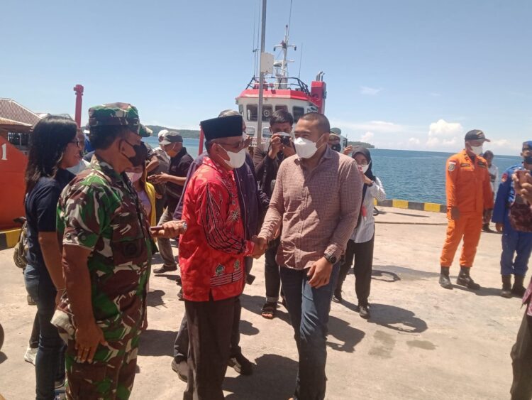 KUNJUNGI MENTAWAI— Wagub Audy Joinaldy disambut Wakil Bupati Mentawai  Kortanius Sabeleake di Pelabuhan Tuapejat.