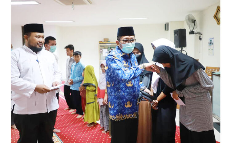 SANTUNAN ANAK YATIM— Wako Hendri Septa menyerahkan santunan kepada 125 orang anak yatim/piatu yang berdomisili di Kompleks Perkantoran Balai Kota Padang Aie Pacah, Rabu (27/4).