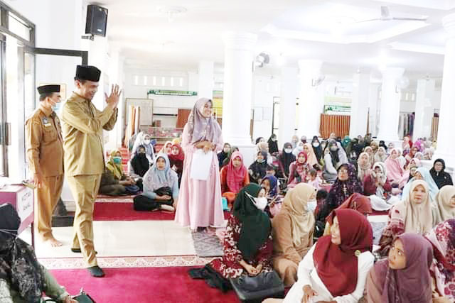 PEMBUKAAN PESANTREN— Wako Pariaman Genius Umar didampingi  Bunda PAUD Kota Pariaman, Lucyanel Genius Umar dan Kadis Dikpora Kota Pariaman, Kanderi, membuka Pesantren Ramadhan di Masjid Raya Manggung, Kecamatan Pariaman Utara, kemarin.