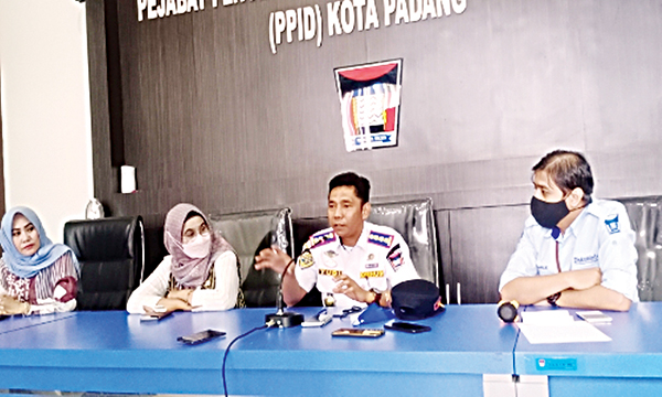 KETERANGAN PERS— Kepala Dishub Kota Padang Yudi Indra Sani memberi keterangan pers terkait kesiapan mudik Lebaran.