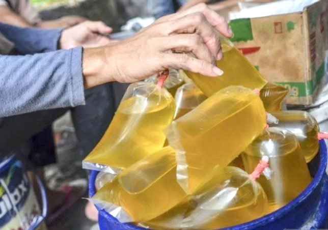 Program Minyak Goreng Curah Subsidi akan Dihapus 1 ILUSTRASI— Minyak goreng curah yang dijual di pasar tradisional.