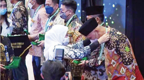 Gubernur Sumbar Raih Penghargaan Pembina K3 Kementerian Ketenagakerjaan 1 TERIMA PENGHARGAAN— Gubernur Sumbar, Mahyeldi Ansharullah menerima penghargaan Pembina K3 dari Menteri Ketenagakerjaan, Ida Fauziyah, pada ajang Anugerah Penghargaan K3, di Jakarta Selatan, Selasa (24/5).