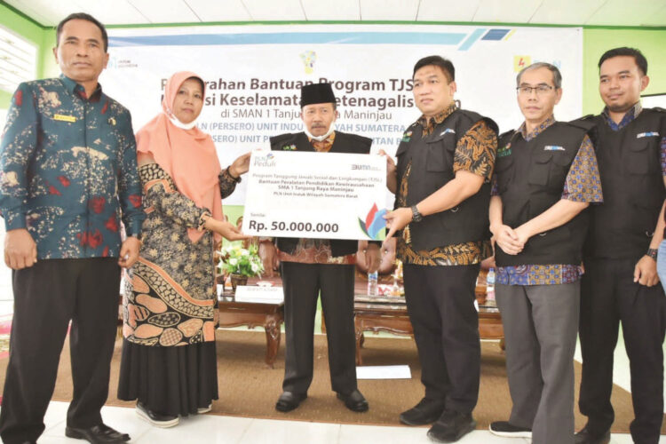 PT PLN UIW Sumbar Salurkan Bantuan TJSL Rp247 Juta 1 SALURKAN BANTUAN—PT PLN Persero UIW Sumbar salurkan bantuan Tanggung Jawab Sosial Lingkungan (TJSL) sebesar Rp247 juta, kepada masyarakat Tanjung Raya.
