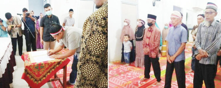 CABUT BAIAT— Prosesi pencabutan baiat dan pengucapan sumpah setia kepada NKRI bagi warga yang tercatat sebagai anggota NII di Nagari Sungai Lansek, Kabupaten Sijunjung.