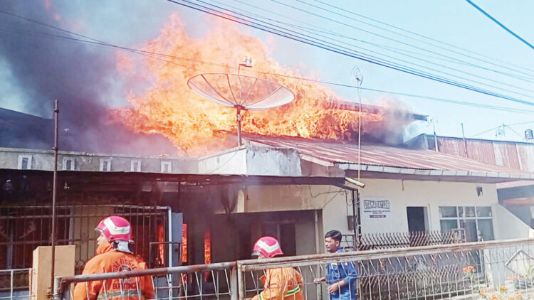 Selama Ramadhan 1443 Hijriah, Satpol PP Damkar Agam Catat 18 Kasus Kebakaran 1 PEMADAMAN API— Petugas Damkar Kabupaten Agam berjibaku memadamkan api saat kebakaran terjadi di salah satu rumah warga saat Ramadhan 1443 Hijriah lalu.