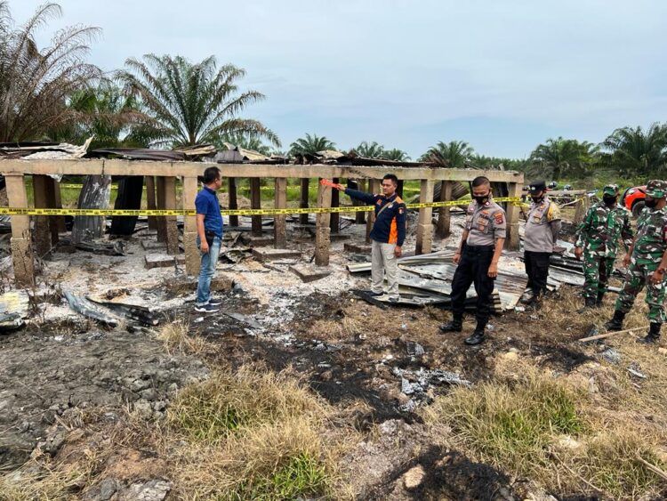 Anggota Polsek Pancung Soal, Polres Pessel  bersama pihak terkait, terlihat sedang melakukan  melakukan olah tempat kejadian perkara ( TKP