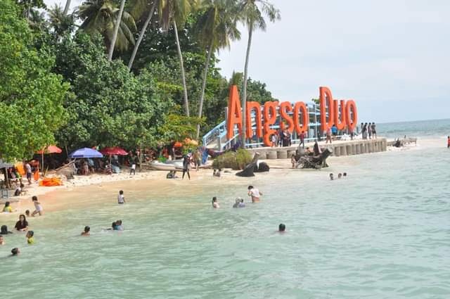 NIKMATI KEINDAHAN PANTAI—Terlihat para wisatawan menikmati indahnya Pulau Angso Duo.
