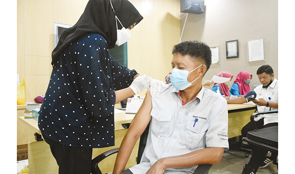VAKSIN BOOSTER— PT Semen Padang kembali memfasilitasi karyawan Semen Padang Group untuk vaksin booster (vaksinasi lanjutan), di CCR Pabrik Indarung VI selama dua hari, yaitu 12-13 Mei.