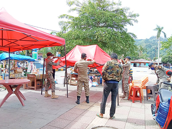 Sudah Ditegur dan Diingatkan, Pol PP dan Damkar Pessel Tertibkan Oknum PKL Nakal 1 terlihat salah seorang anggota Pol PP dan Damkar Pessel ikut membantu PKL berjualan di depan RSUD. M. Zein Painan merapikan daganganya.