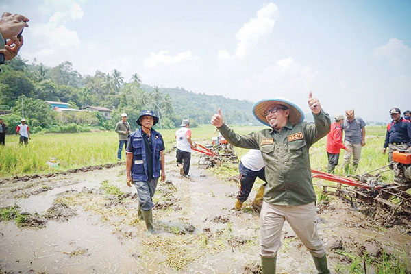 Bentuk Dukungan Program Unggulan Tanahdatar, Nagari Sumpur Launching Bajak Gratis 1 Bupati Tanahdatar Eka Putra saat launching bajak gratis Nagari Sumpur, Kecamatan Batipuh Selatan, Minggu (15/5).