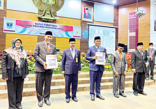 OPINI WTP— Penyampaian LHP BPK dengan Opini WTP diberikan oleh Staff Ahli Perwakilan BPK RI Sumbar, Novian Herodwijanto kepada Gubernur Sumbar, Mahyeldi Ansharullah dan Ketua DPRD Sumbar, Supardi, saat Rapat Paripurna DPRD Provinsi Sumbar, Jumat (20/5). 