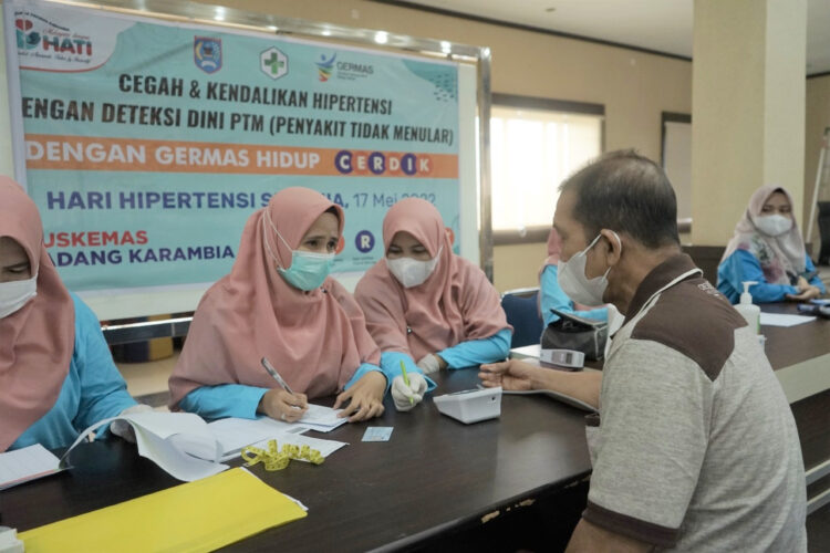 Pada Tahun 2021, 12,8 Persen Masyarakat Kota Randang Menderita Hipertensi 1 LAUNCHING— Dinas Kesehatan melaunching gerakan deteksi dini faktor risiko Penyakit Tidak Menular (PTM) dalam rangka memperingati Hari Hipertensi Sedunia di Balai Kota Payakumbuh.
