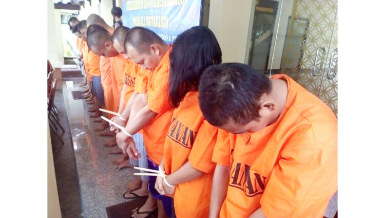 PEMBOBOLAN BANK— Para pelaku pembobolan rekening nasabah bank yang sudah ditangkap.