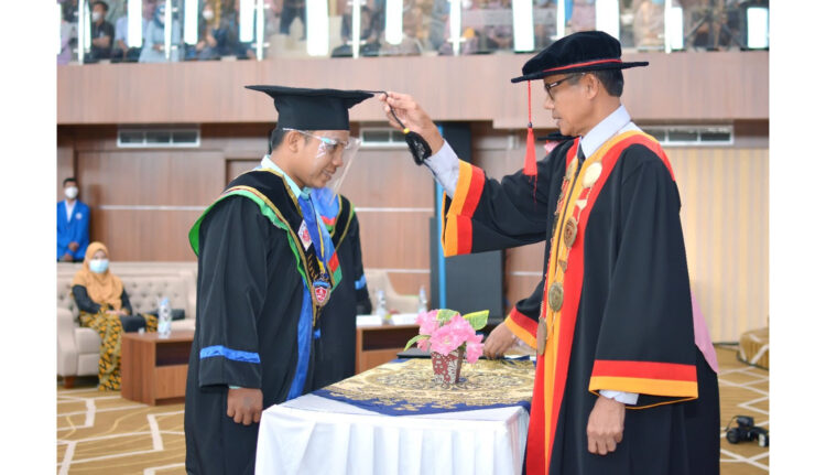 Rektor Universitas Adzkia, Prof. DR. H. Irwan Prayitno, M.Sc. Psi mewisuda lulusan Universitas Adzkia.